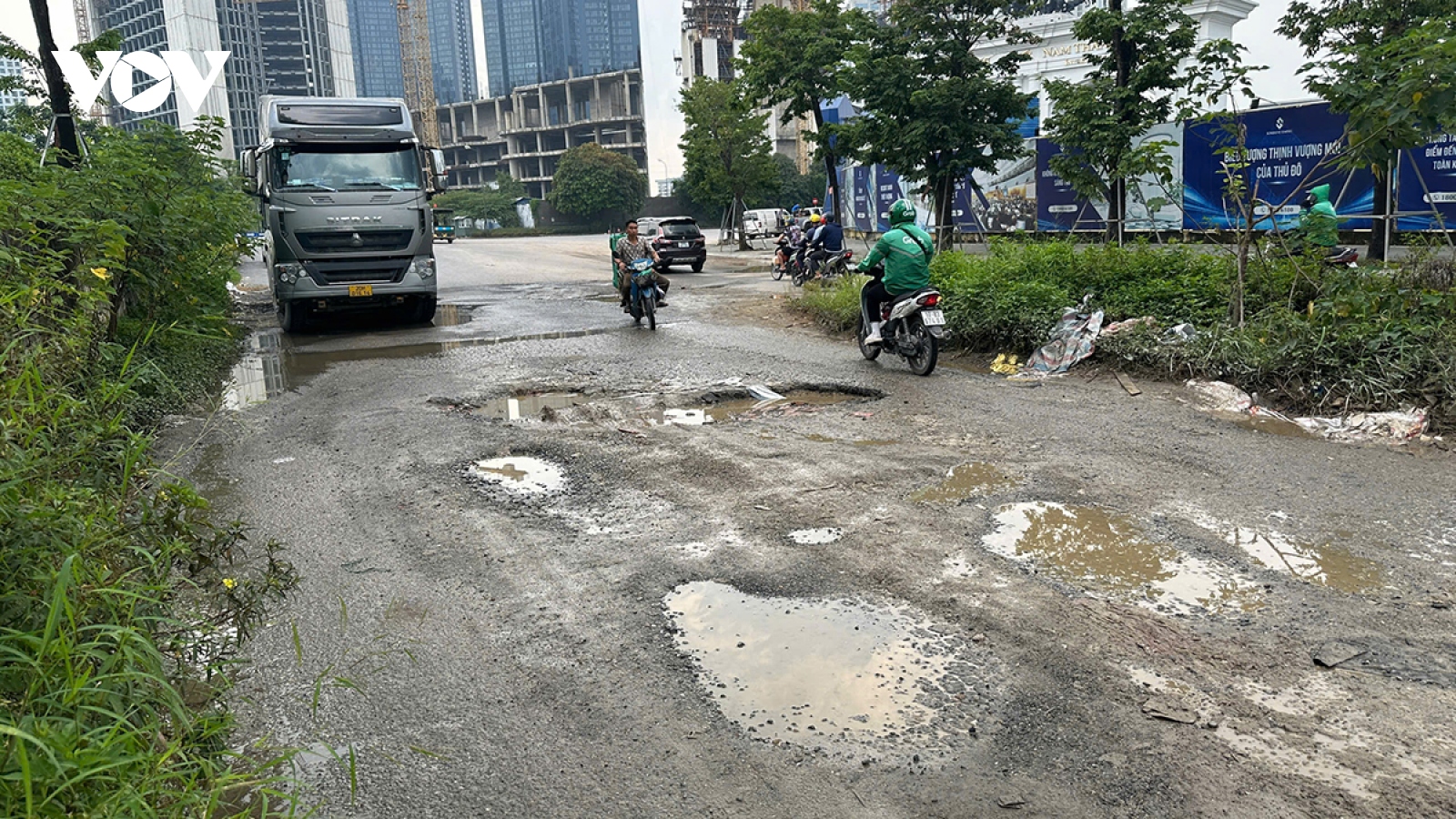 Đường hỏng nhiều ổ voi, ổ gà lầy lội nguy hiểm cho người tham gia giao thông